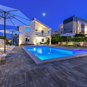 Pool House Luka Apartament
