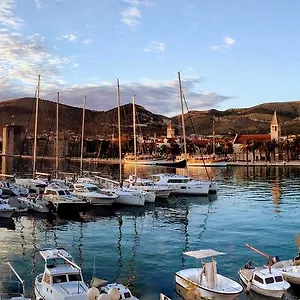 https://apartments-feral.hotels-in-trogir.com